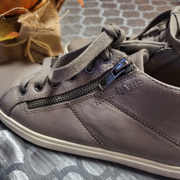 Rockport Cobb Hill Hightop Walking Shoes - Picture 3 of 5